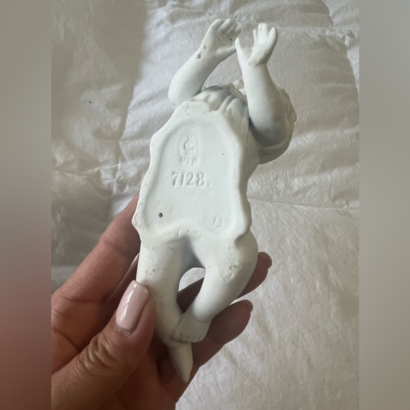 Antique German Carl Schneider Bisque Porcelain Figurine Piano Baby Girl W/Bonnet - Picture 3 of 8